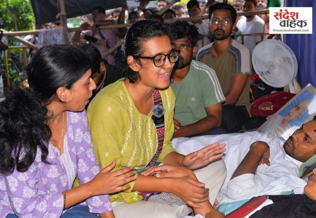रांची छात्र आंदोलन में हंगामा, AISA अध्यक्ष नेहा बोरा पर फेंकी गई स्याही, युवक हिरासत में