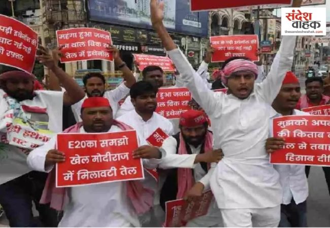 लखनऊ में E-20 के खिलाफ सपा का प्रदर्शन, पुलिस ने कार्यकर्ताओं को बसों में बैठाया