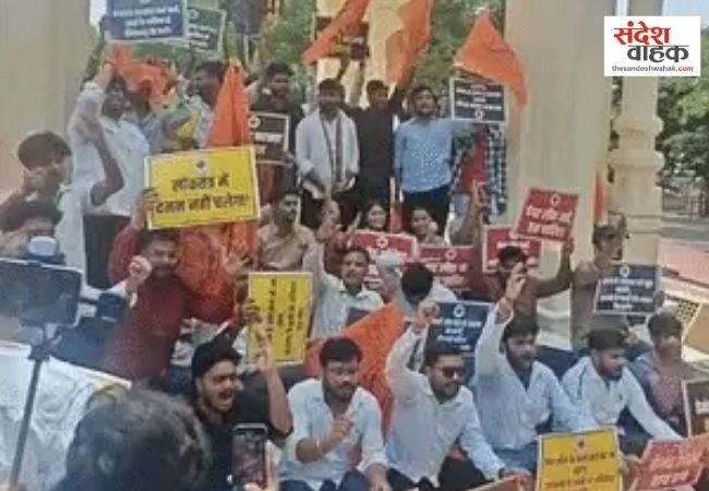 झारखंड में छात्रों पर लाठीचार्ज के विरोध में लखनऊ में ABVP का प्रदर्शन, फूंका पुतला