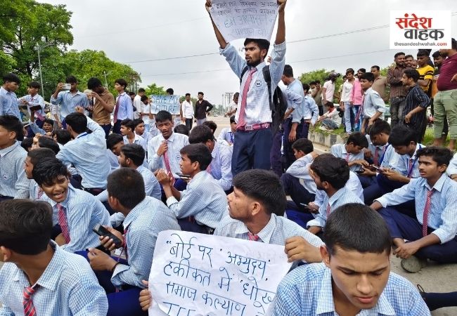 लखनऊ में शिक्षकों की कमी पर जेन-अल्फा छात्रों का प्रदर्शन, जाम में फंसे मंत्री असीम अरुण ने की बात