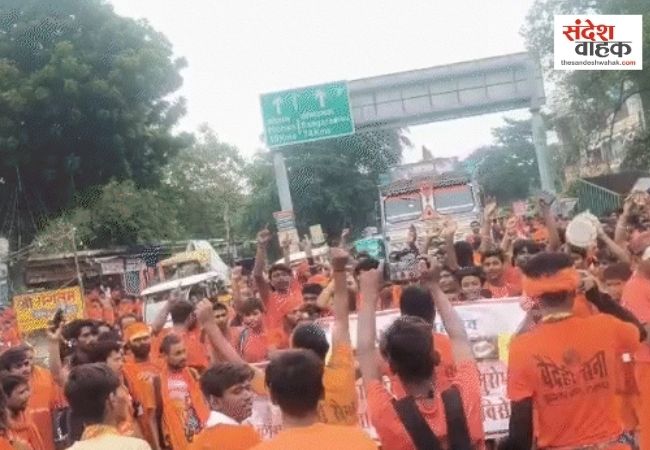 लखनऊ में 3500 कांवड़ियों का प्रदर्शन, बुद्धेश्वर महादेव के शिवलिंग से चांदी हटाने की मांग