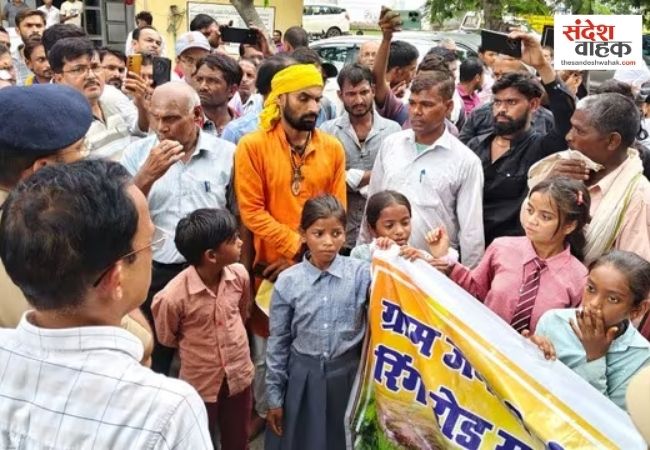 हमीरपुर में बच्चों का सड़क के लिए प्रदर्शन, उन्नाव में डीएम के साथ खाना खाकर माने जेन अल्फा