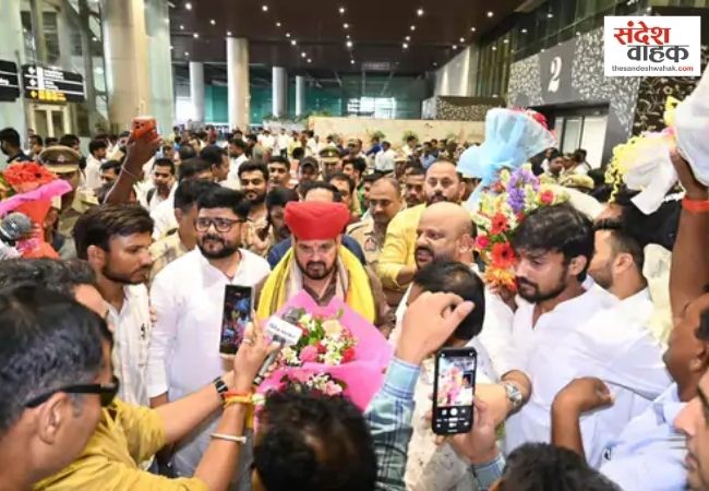 ‘धर्मेंद्र प्रधान बहुत अच्छे आदमी हैं, गलती सिस्टम की थी’, लखनऊ पहुंचे बृजभूषण शरण सिंह