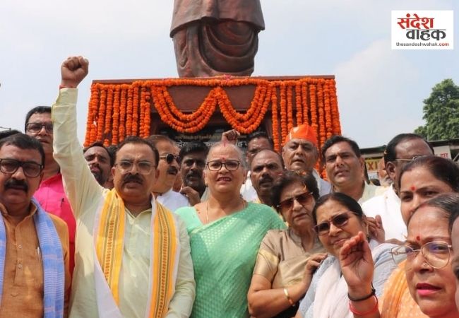 लखनऊ में पूर्व सीएम कल्याण सिंह की पुण्यतिथि पर श्रद्धांजलि, मेयर सुषमा खर्कवाल ने किया नमन