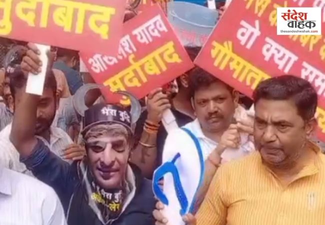 लखनऊ में अखिलेश की तस्वीर पर बरसाईं चप्पलें, सनातन रक्षा संगठन भैंस का मुखौटा लगाकर पहुंचे