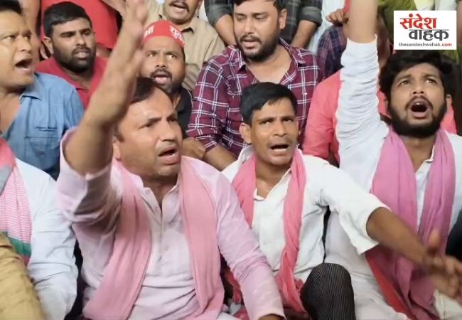 लखनऊ में भैंसों की नीलामी पर हंगामा, मुलायम सिंह यूथ ब्रिगेड का प्रदर्शन, जुर्माना लेकर छोड़ने की मांग
