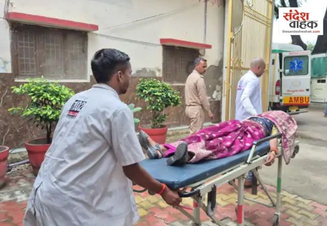 एटा कलेक्ट्रेट के बाहर महिला ने खाया जहर, बाबू पर पैसे-गहने हड़पने का लगाया आरोप