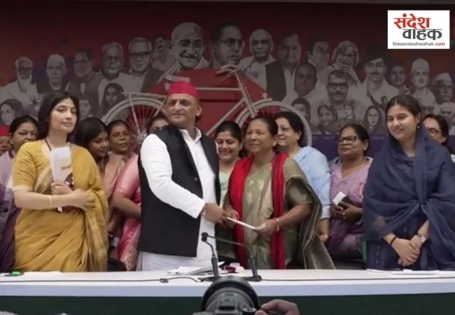40 हजार सालाना, मुफ्त बस यात्रा और छात्राओं को लैपटॉप, यूपी चुनाव से पहले सपा का बड़ा दांव
