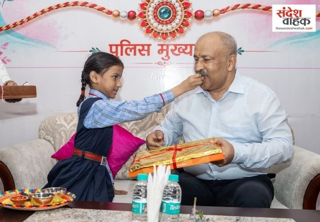 लखनऊ पुलिस मुख्यालय में खास रक्षाबंधन, 20 छात्राओं ने DGP राजीव कृष्ण को बांधी राखी