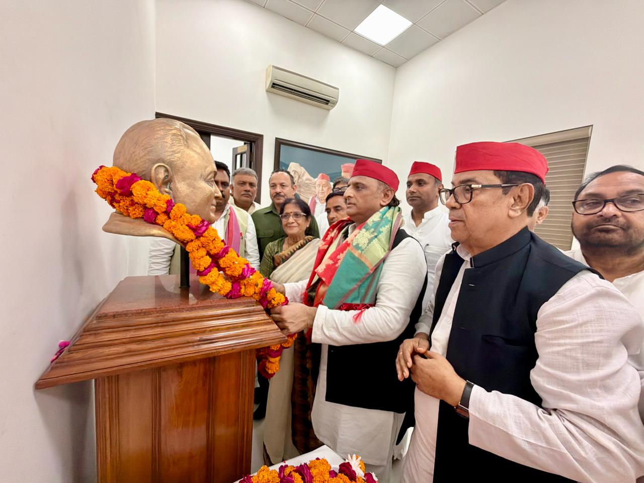 जनेश्वर मिश्र जयंती पर अखिलेश यादव ने दी श्रद्धांजलि, लखनऊ समेत पूरे यूपी में सपा का आयोजन