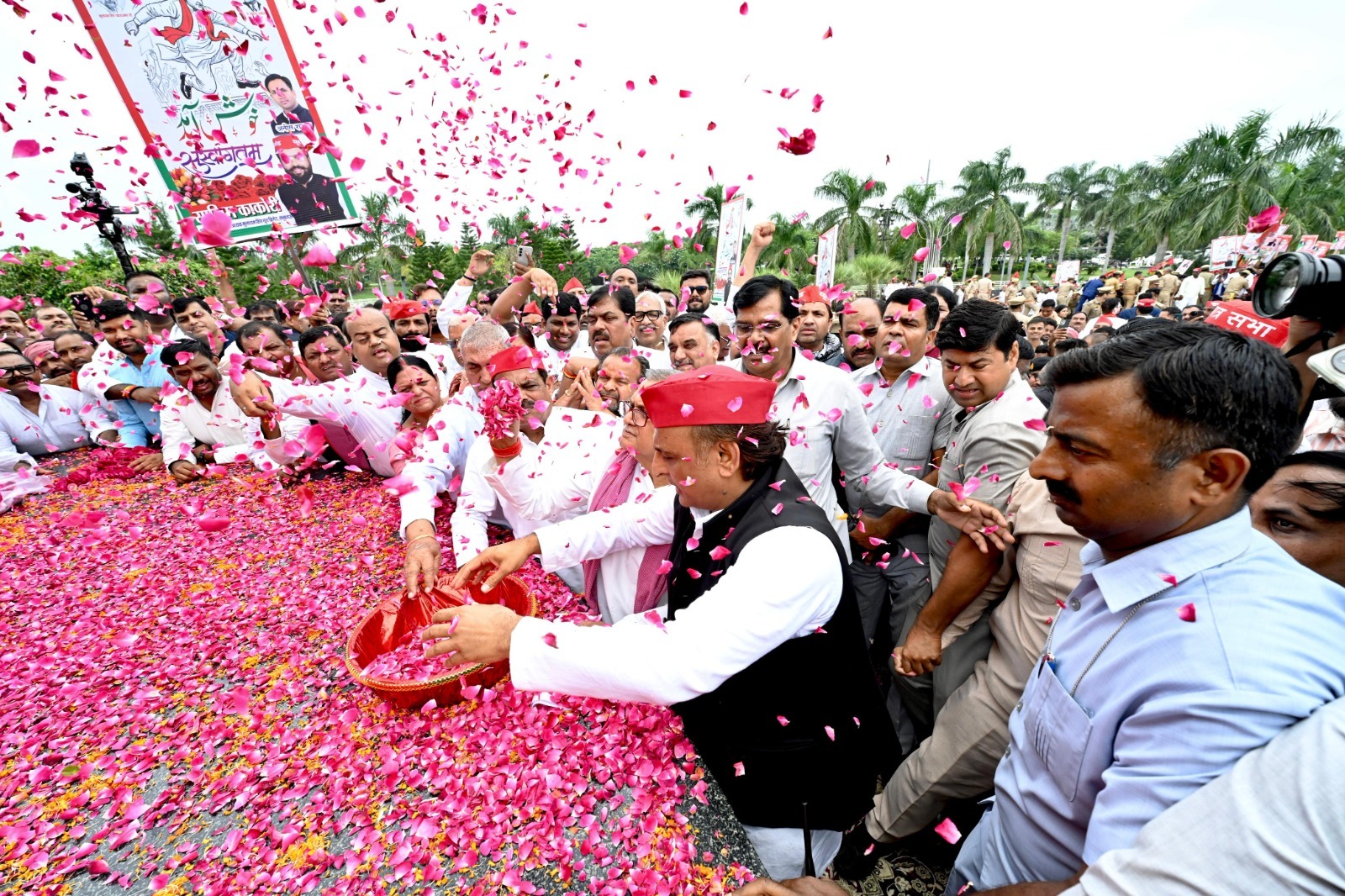 जनेश्वर मिश्र जयंती पर अखिलेश यादव ने दी श्रद्धांजलि, लखनऊ समेत पूरे यूपी में सपा का आयोजन