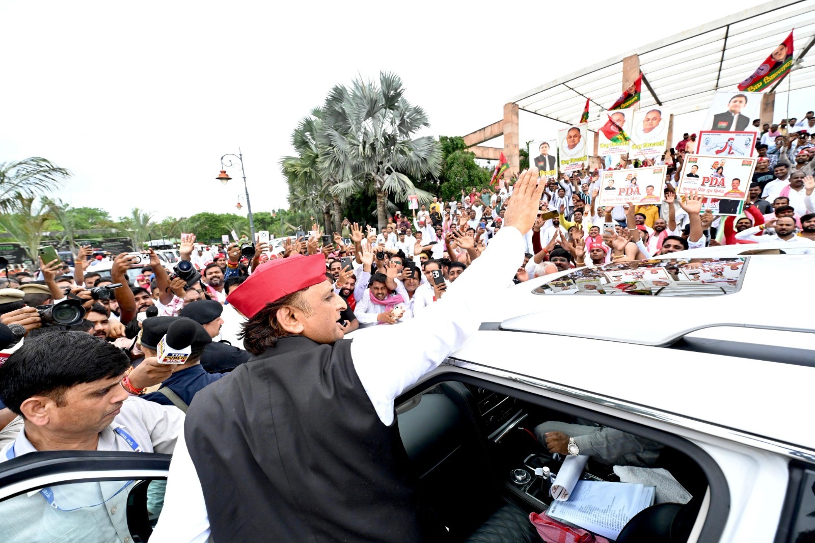 जनेश्वर मिश्र जयंती पर अखिलेश यादव ने दी श्रद्धांजलि, लखनऊ समेत पूरे यूपी में सपा का आयोजन