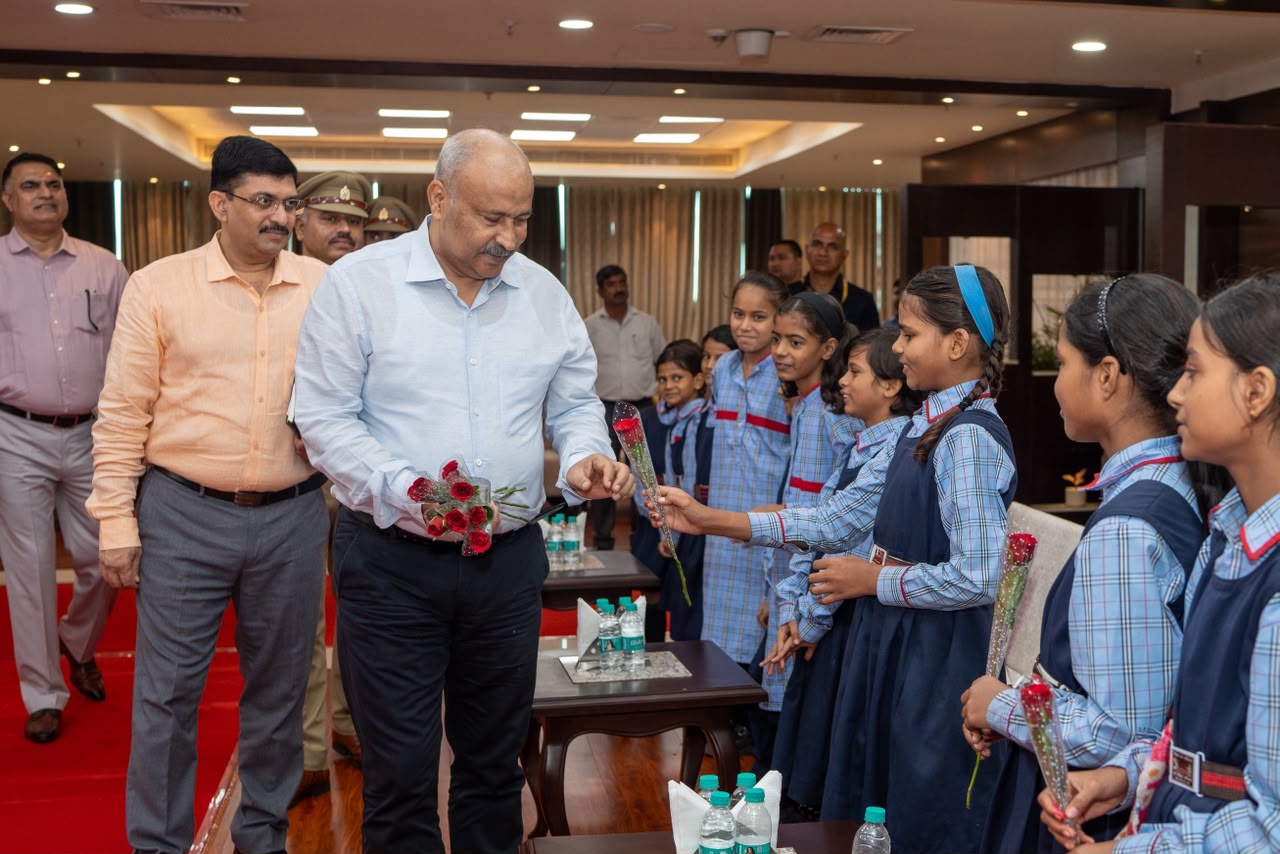 लखनऊ पुलिस मुख्यालय में खास रक्षाबंधन, 20 छात्राओं ने DGP राजीव कृष्ण को बांधी राखी