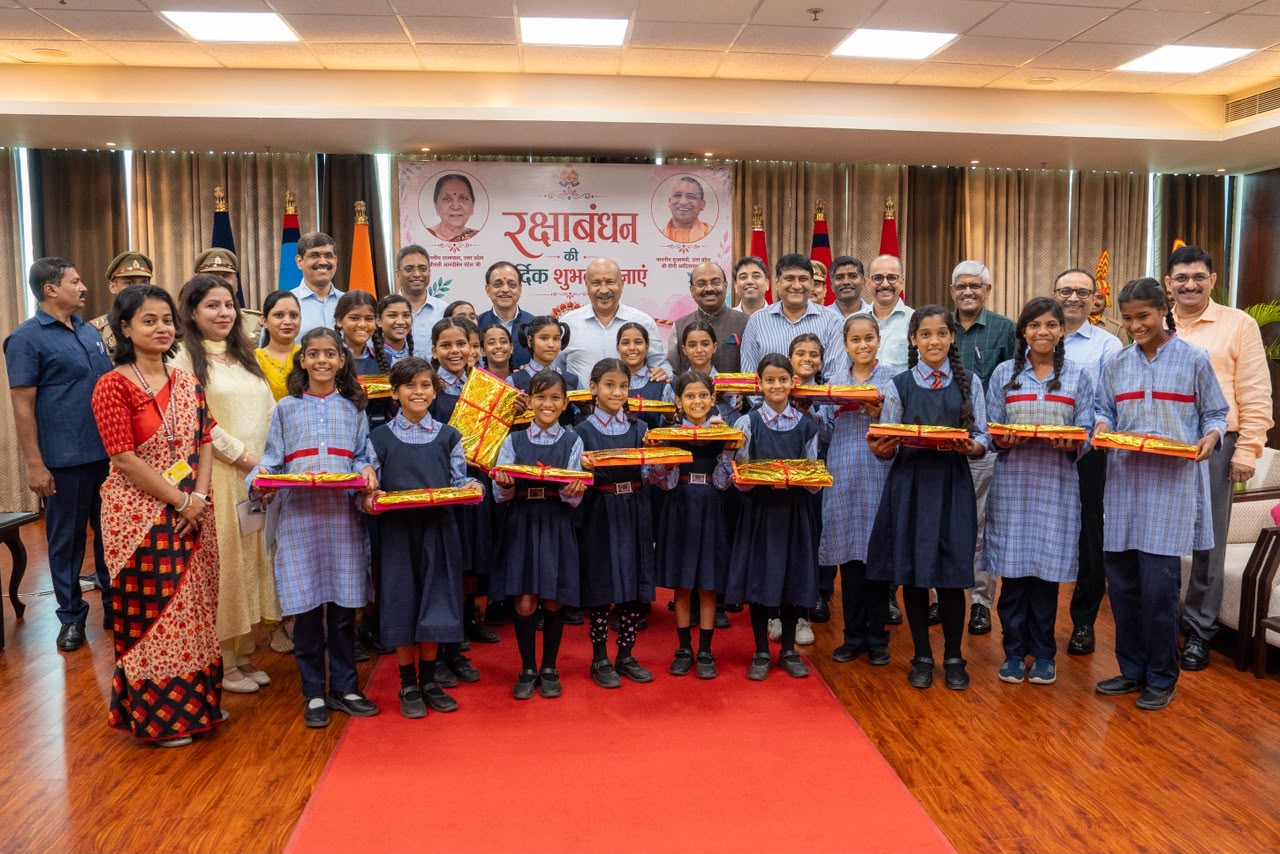 लखनऊ पुलिस मुख्यालय में खास रक्षाबंधन, 20 छात्राओं ने DGP राजीव कृष्ण को बांधी राखी