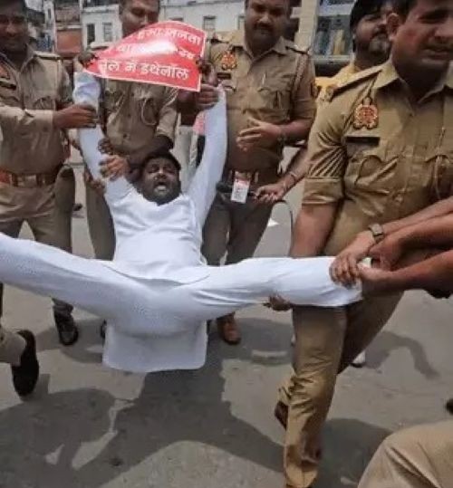 लखनऊ में E-20 के खिलाफ सपा का प्रदर्शन, पुलिस ने कार्यकर्ताओं को बसों में बैठाया