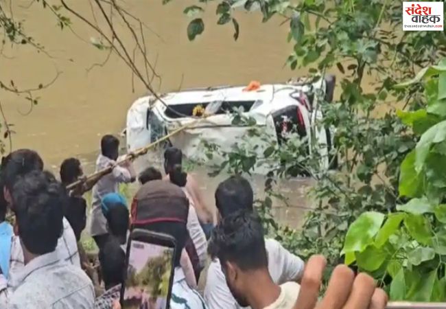 मध्य प्रदेश में नाले के तेज बहाव में बही कार,