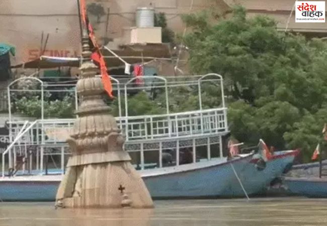 मंदाकिनी के उफान से चित्रकूट में आफत, खतरे के निशान से 2 मीटर ऊपर बह रही नदी