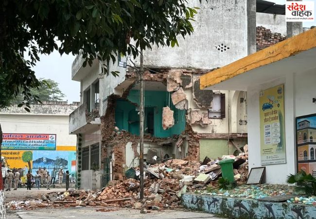 सहारनपुर में कलेक्ट्रेट परिसर में बनी मस्जिद पर चला बुलडोजर