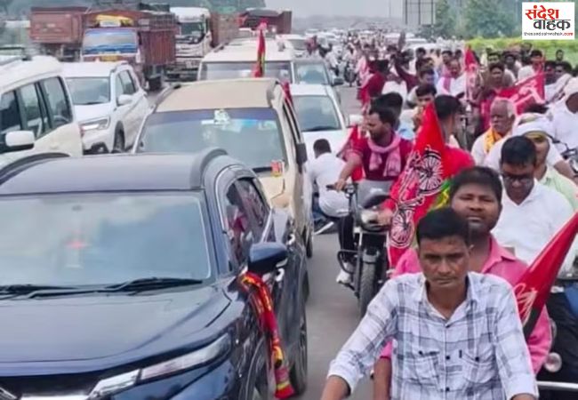 सपा नेता ने बिना अनुमति निकली रैली, जाम में फंसी एंबुलेंस