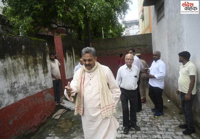 अदालत से हक मिलने के बाद बेटियों संग संपत्ति पर कानूनी कब्जा हासिल करने डालीबाग पहुंचे अफजाल अंसारी