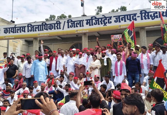 महंगाई, बेरोजगारी और कानून व्यवस्था के मुद्दे पर सपा का प्रदर्शन