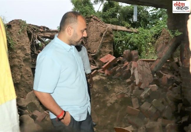 डीएम ने सराय बहेलिया घटनास्थल पर पहुंचकर जाना पीड़ितों का हाल