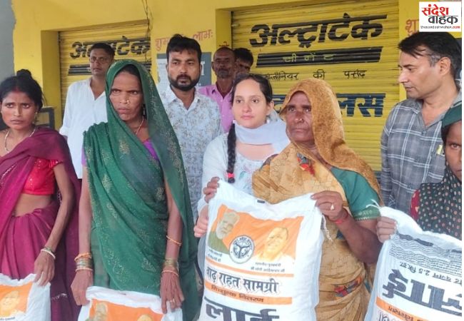 माझा सुमाली में एसडीएम व तहसीलदार ने बाढ़ पीड़ित परिवारों को बांटी राहत किटें