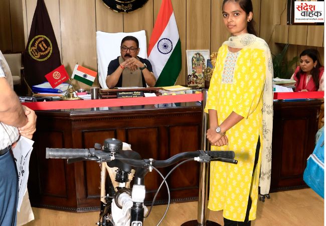 ITI छात्रा को डीएम ने दिलाई नई साइकिल
