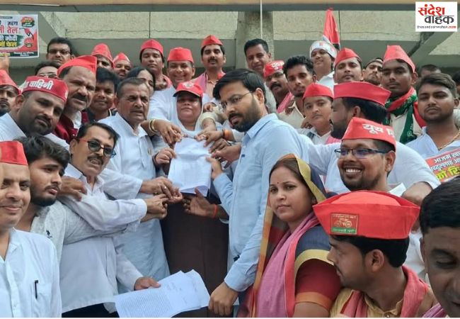 महंगाई, बेरोजगारी और कानून व्यवस्था के मुद्दे पर सपा का प्रदर्शन