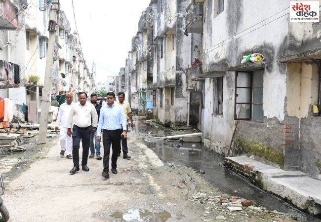 व्यवस्थाओं का जायजा लेने कांशीराम आवास पहुंचे डीएम