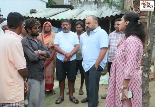 डीएम ने सराय बहेलिया घटनास्थल पर पहुंचकर जाना पीड़ितों का हाल