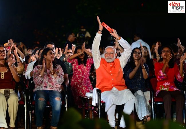 जेन-जी के भजन क्लबिंग में भक्ति भाव में डूबे पीएम मोदी