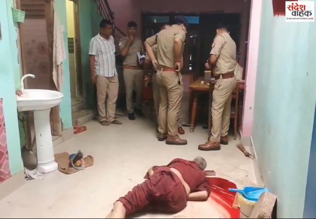 घुसकर रिटायर्ड फौजी और पत्नी की गला रेतकर हत्या