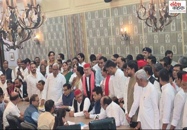 सपा उम्मीदवार रामगोपाल यादव और धनराज नाथवानी ने भरा पर्चा