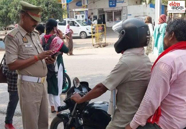 UP में बाइक पर पीछे बैठने वाले के लिए भी हेलमेट लगाना हुआ अनिवार्य