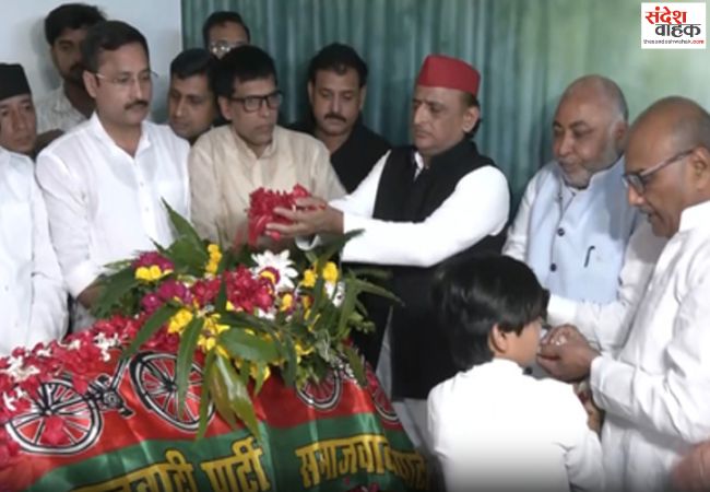 सपा के वरिष्ठ नेता राम गोविंद चौधरी के अंतिम दर्शन में उमड़े नेता