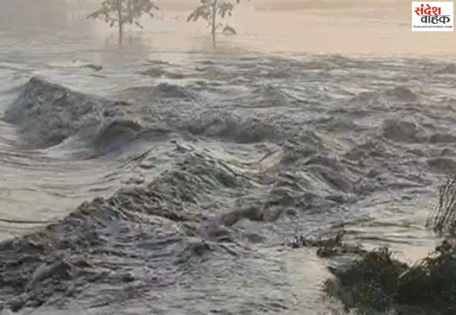 नारायणी नदी का तटबंध टूटने से हाहाकार, 25 गांवों पर मंडराया बाढ़ का खतरा