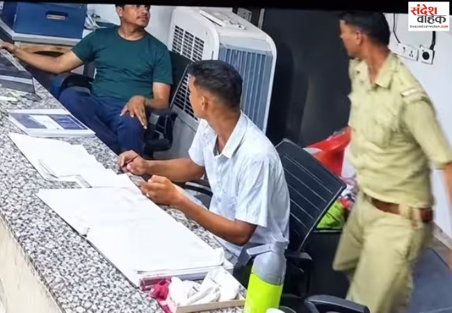 थाने के अंदर दो सिपाहियों के बीच जमकर चले लात-घूंसे
