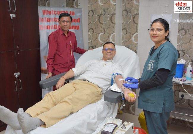 ICU से स्वस्थ लौटे मरीजों और परिजनों का हुआ सम्मान