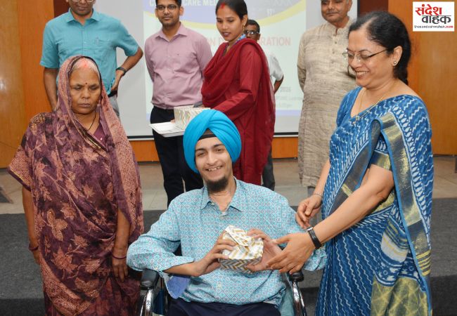 ICU से स्वस्थ लौटे मरीजों और परिजनों का हुआ सम्मान