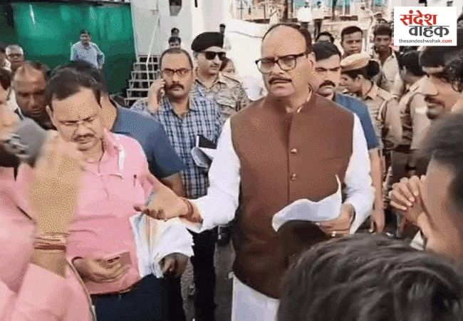UPSSSC JE भर्ती में देरी से भड़के अभ्यर्थी, डिप्टी सीएम आवास का किया घेराव