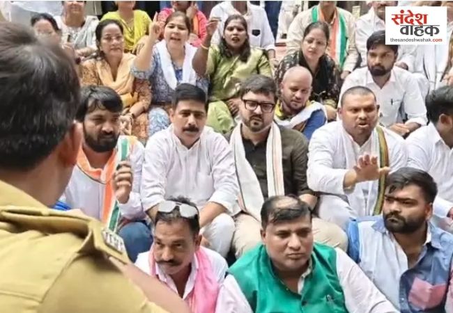 लखनऊ में राहुल गांधी पर FIR को लेकर कांग्रेस का प्रदर्शन, पुलिस से हुई धक्का-मुक्की