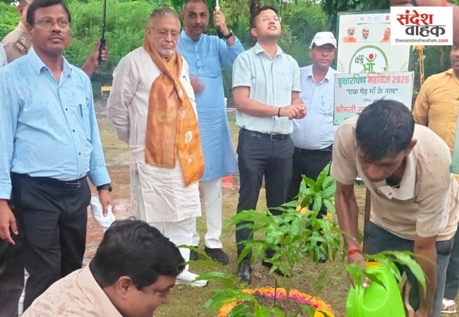 लखनऊ के हाथी पार्क में ‘एक पेड़ मां के नाम’ अभियान, सुरेश खन्ना ने लगाए 100 पौधे