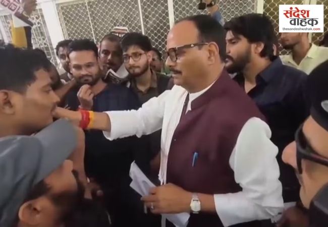 लखनऊ में बारिश के बीच डिप्टी CM आवास पहुंचे अभ्यर्थी, 3284 पदों पर भर्ती की मांग