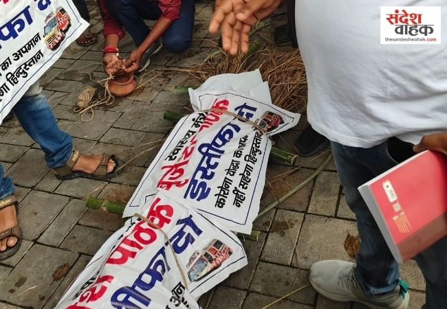लखनऊ में एंबुलेंस ड्राइवरों का प्रदर्शन, स्वास्थ्य विभाग की अर्थी पर लगाई डिप्टी CM की तस्वीर