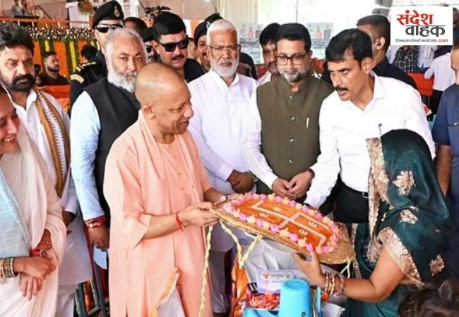 फर्रुखाबाद में बाढ़ पीड़ितों से मिले CM योगी, 31 बेघर परिवारों को दिया जमीन का पट्टा