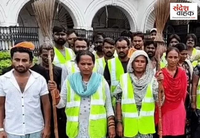 लखनऊ में सफाई कर्मचारियों ने काम रोका, नगर निगम मुख्यालय पर प्रदर्शन, LSA पर मनमानी का आरोप