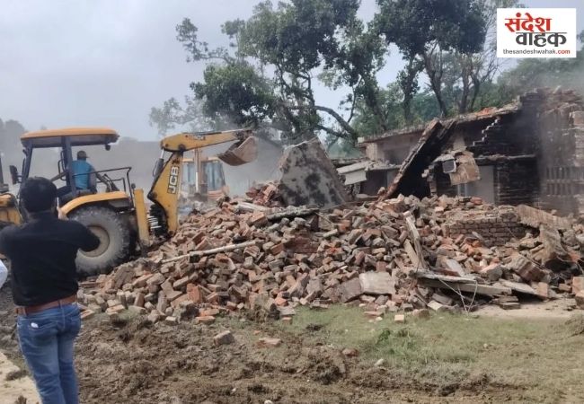 लखीमपुर में दुष्कर्म आरोपी के अवैध मकान पर चला बुलडोजर, सरकारी जमीन पर था निर्माण