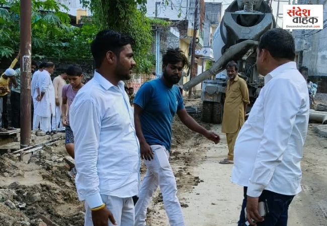 लखनऊ पश्चिम के अहिरन खेड़ा में 2 करोड़ से सड़क-नाली निर्माण, पार्षद ने किया निरीक्षण