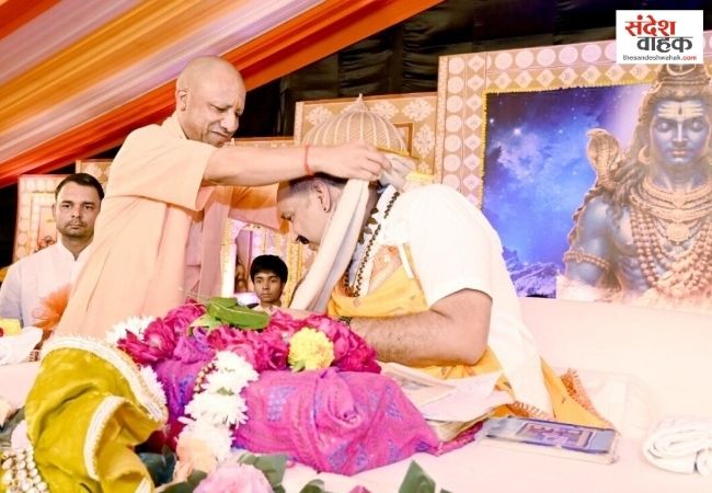 रायबरेली में शिव महापुराण कथा में पहुंचे CM योगी, सुनाया अकबर-तुलसीदास का किस्सा